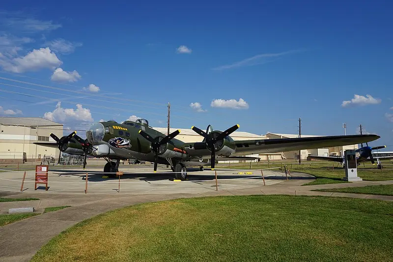 Boeing B-17 Flying Fortress, example photo from Wikimedia Commons