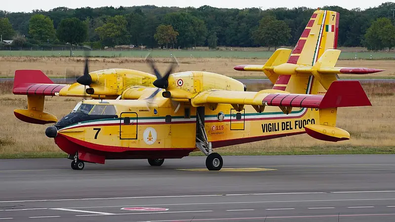 Canadair CL-415, example photo from Wikimedia Commons