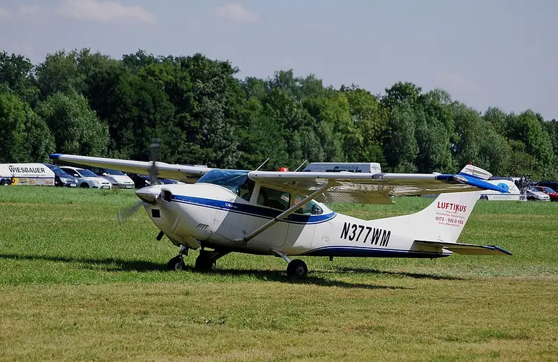 Cessna T182 Turbo Skylane, example photo from Wikimedia Commons