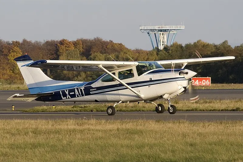 Cessna TR182 Turbo Skylane RG, example photo from Wikimedia Commons