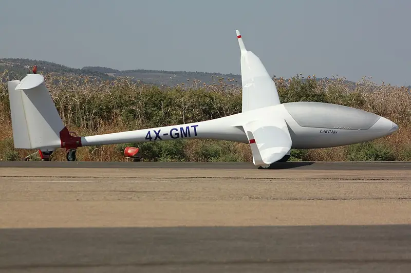 Lak LAK-17AT, example photo from Wikimedia Commons