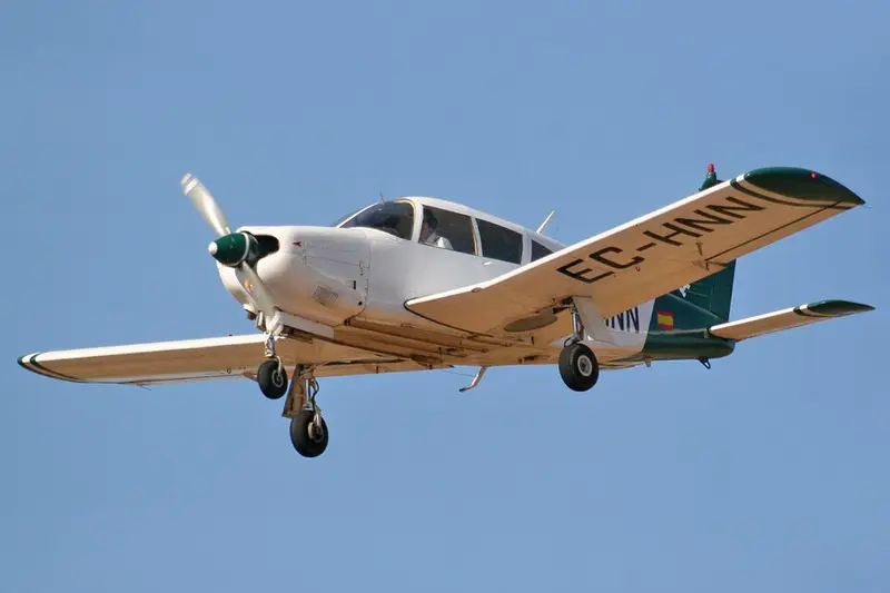 Piper PA-28R-180 Cherokee Arrow, Beispielfoto von Wikimedia Commons